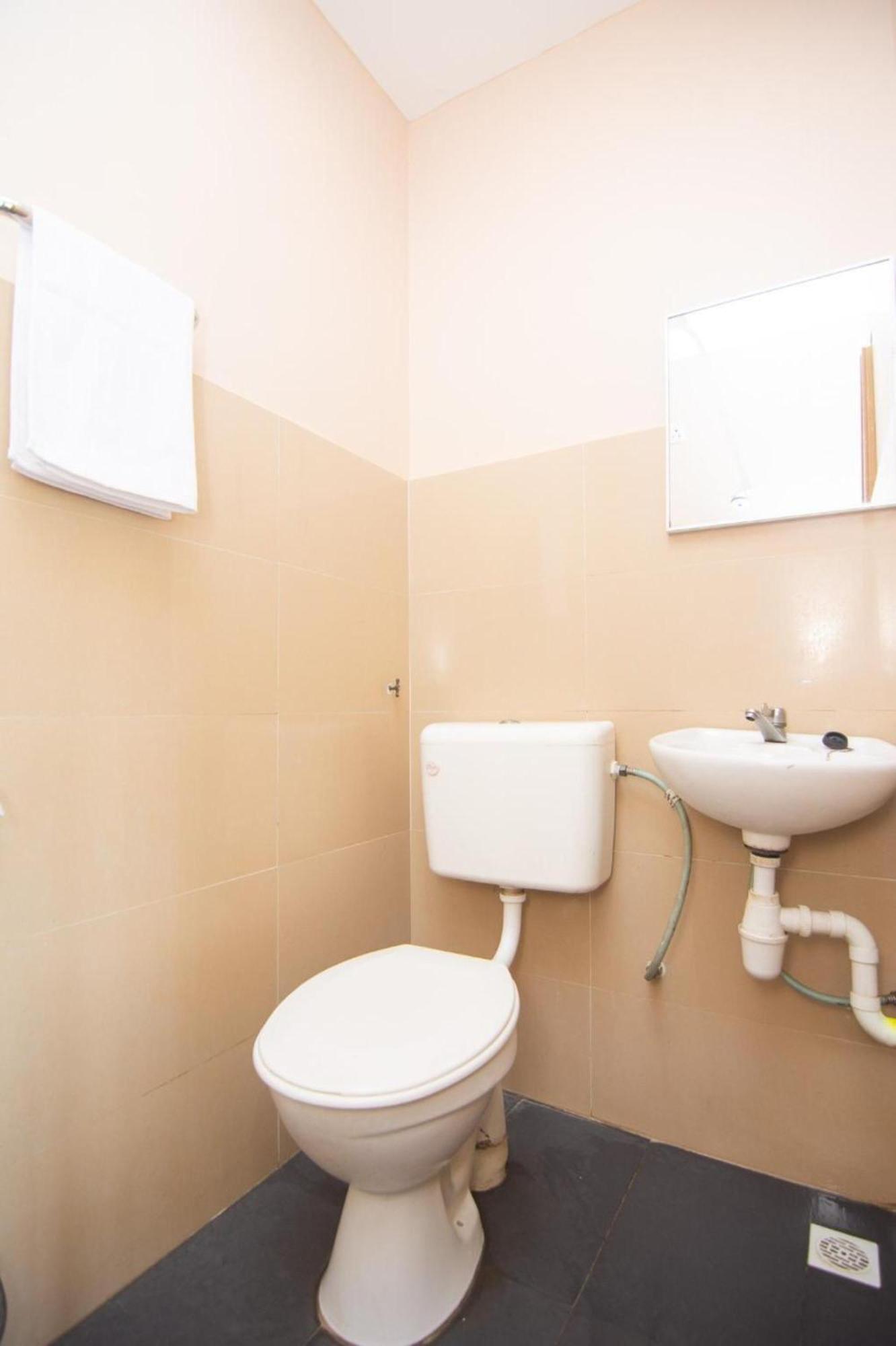 Oyo 1224 Hotel Hajah Rohayah Tanjong Malim Buitenkant foto