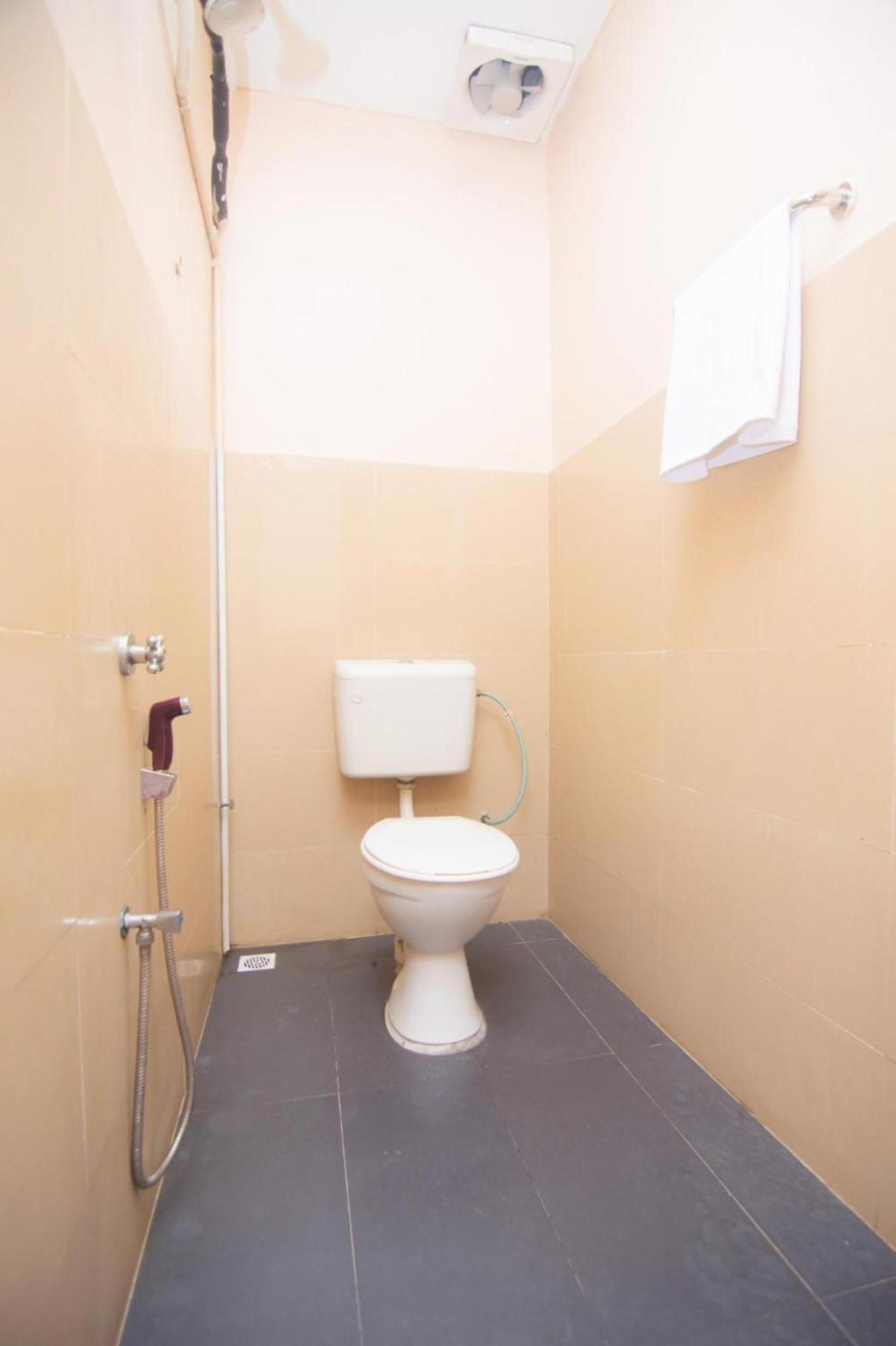 Oyo 1224 Hotel Hajah Rohayah Tanjong Malim Buitenkant foto