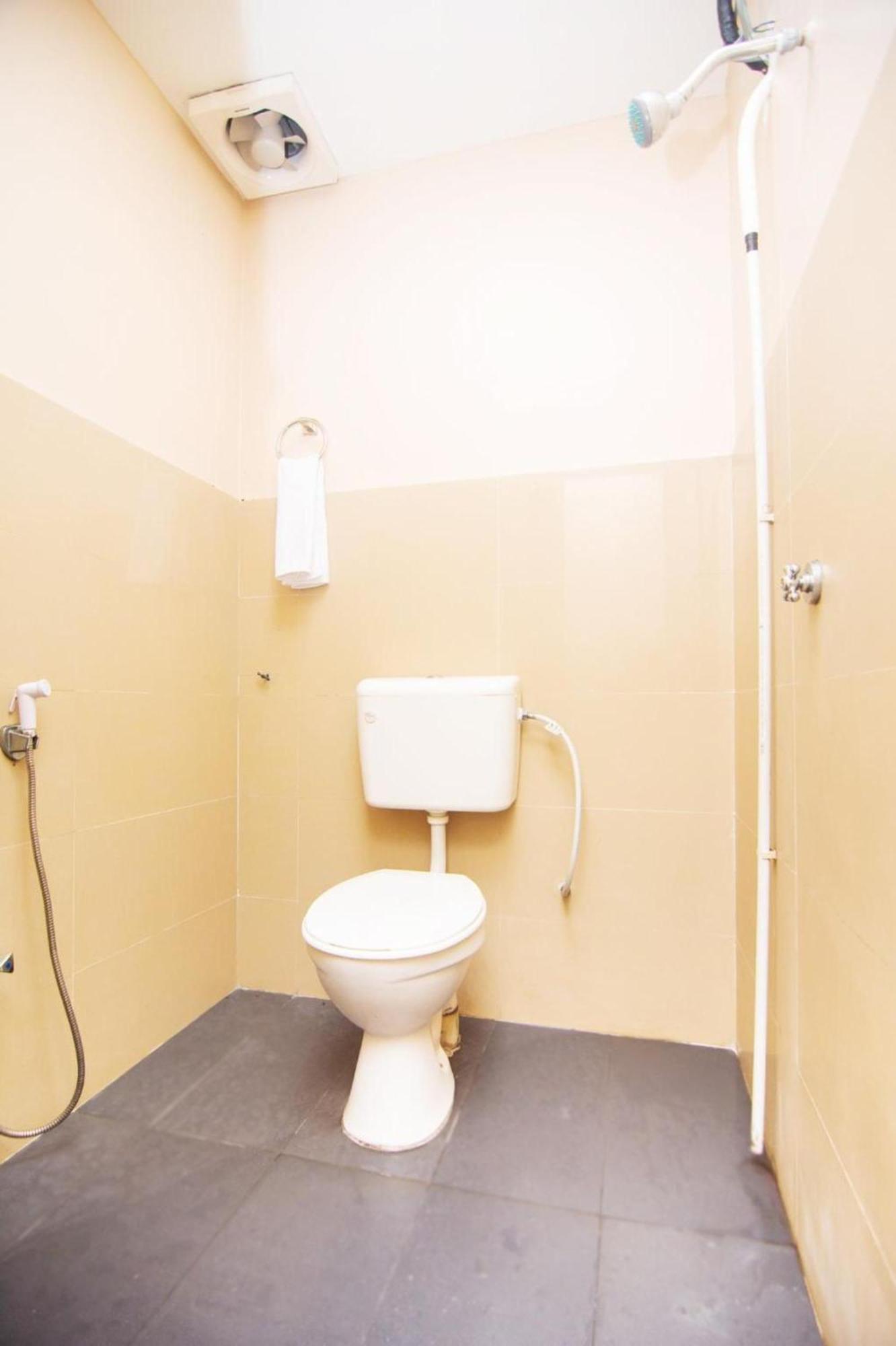 Oyo 1224 Hotel Hajah Rohayah Tanjong Malim Buitenkant foto